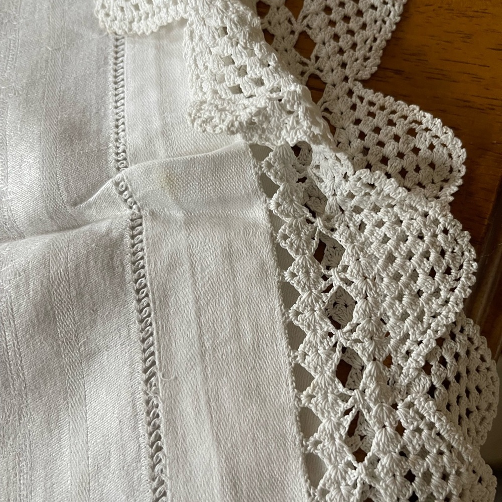 White Lace Trimmed JACQUARD Tea Square 40x40 Vintage